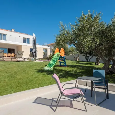 Ferienhaus Mit Privatpool Fur 8 Personen Ca 200 Qm In Primosten, Dalmatien Norddalmatien